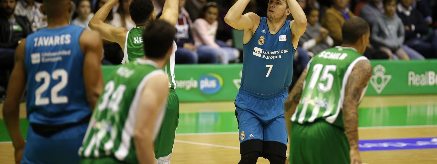 Luka Doncic en pleno lanzamiento ante el Betis.