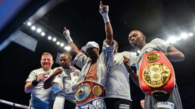 Zolani Tete celebra el título más rápido de la historia del boxeo.