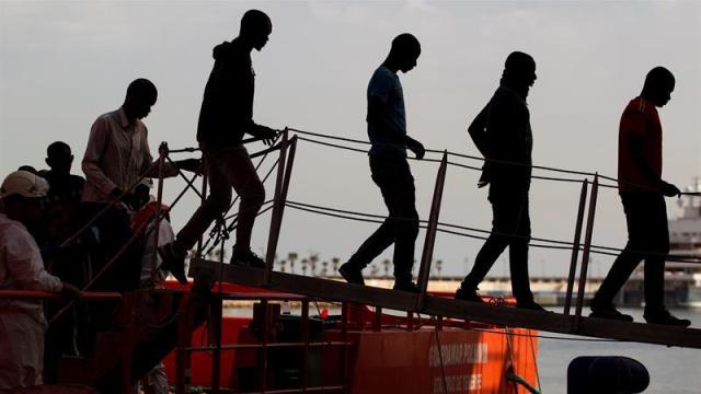 Un grupo de inmigrantes desembarca en Cartagena.