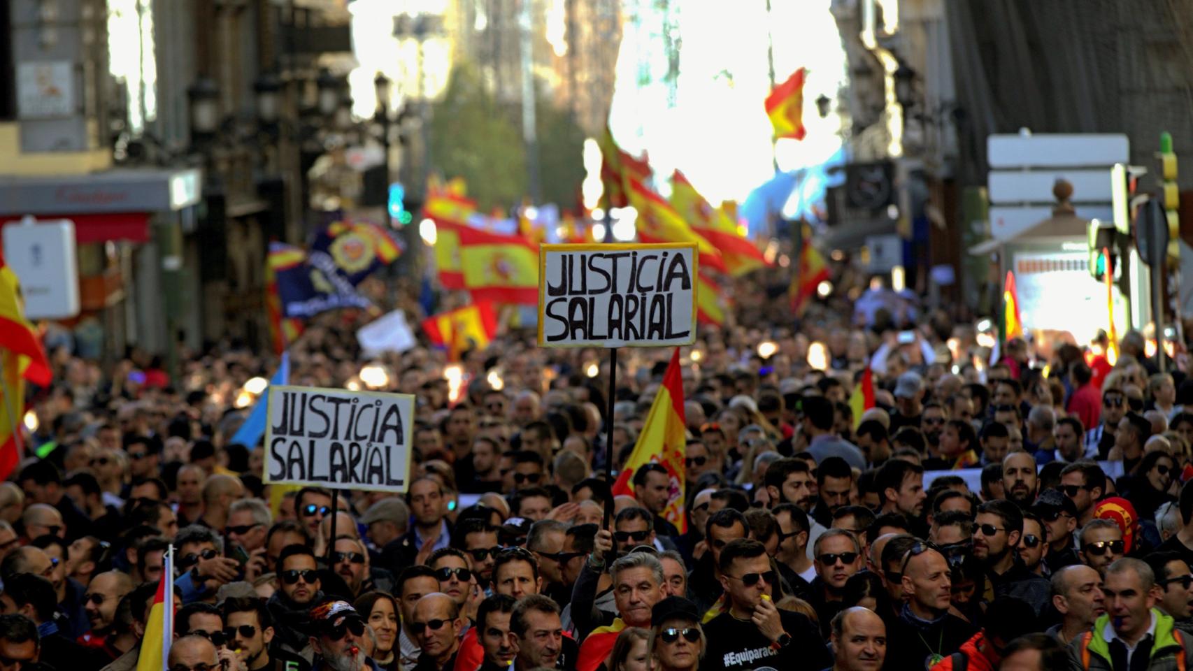 Miles de policías y guardias civiles en su marcha por el centro de Madrid.