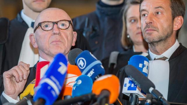 Paul Bekaert (izda), abogado de Puigdemont y Christophe Marchand, letrado de la exconsejera Meritxell Serret