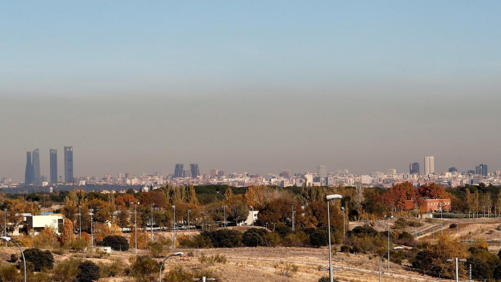 Contaminación sobre Madrid. El ayuntamiento impone restricciones al tráfico rodado.