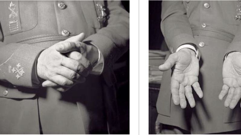 Las manos de Francisco Franco fotografiadas para un estudio grafológico, marzo de 1954.