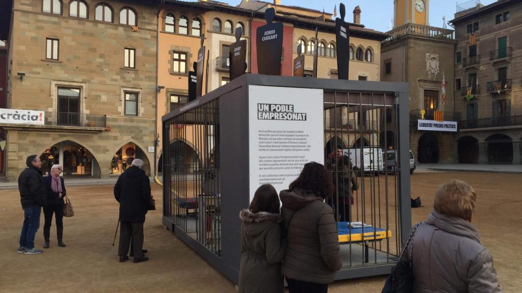 La gente pasa por la celda, tira fotos y habla con los presos voluntarios