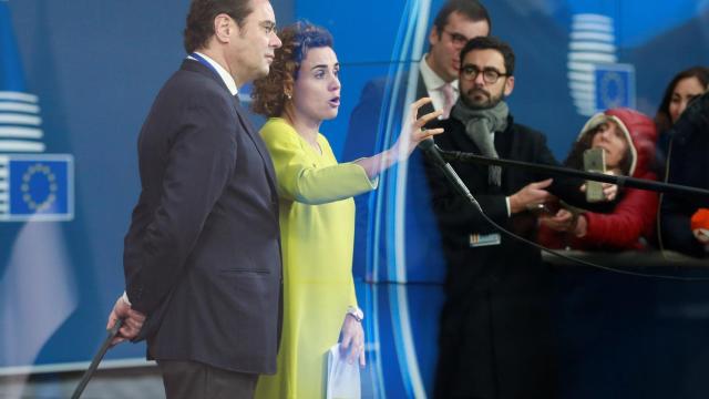 La ministra de Sanidad, Dolors Montserrat, habla con la prensa antes de la votación de la EMA