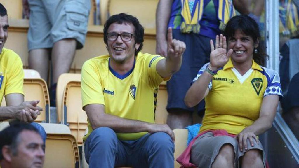 Kichi y Teresa Rodríguez, líder de Podemos en Andalucía,  en el estadio del Cádiz.