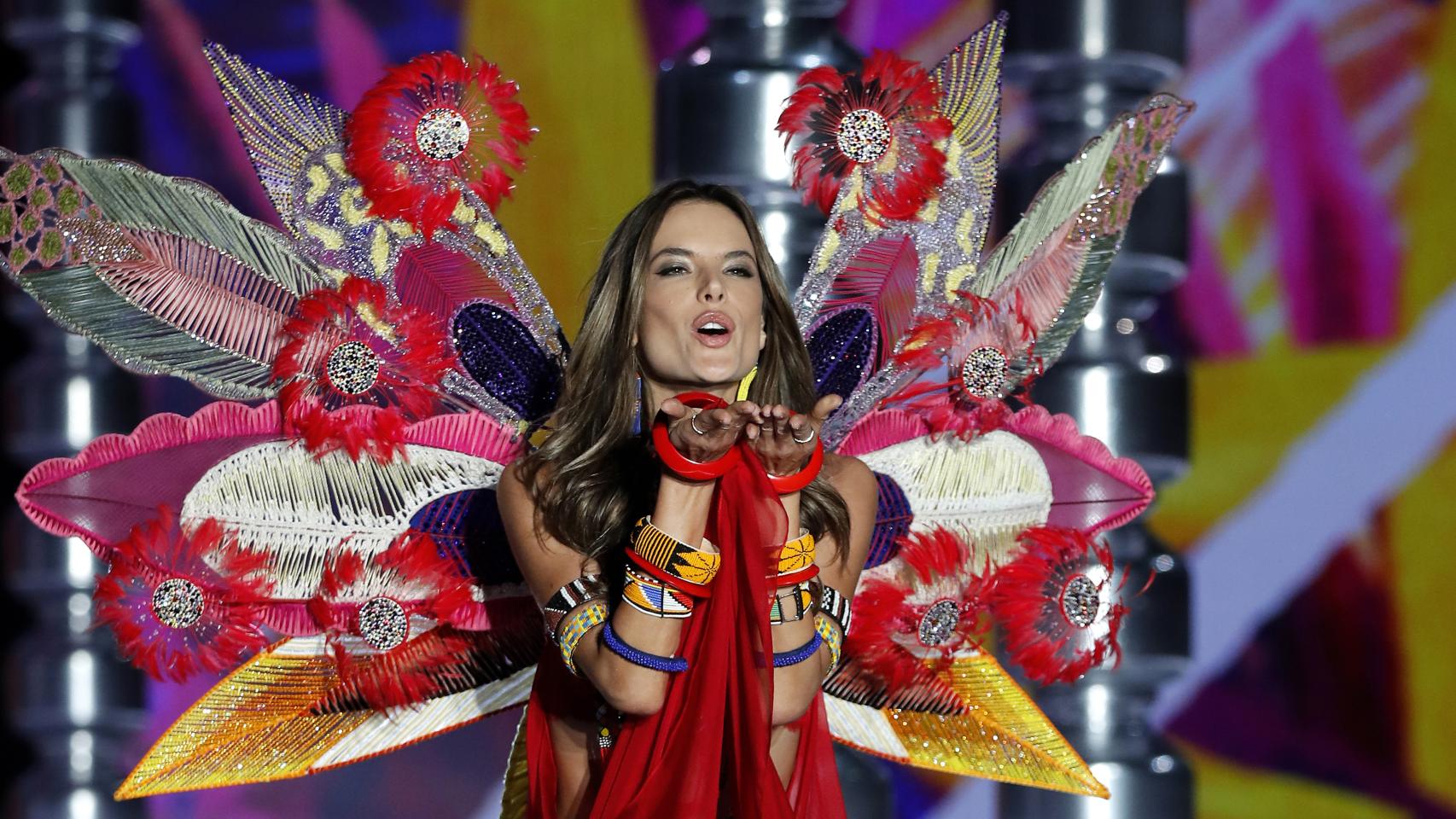 La modelo repartió más besos que nunca en el último desfile de la marca.