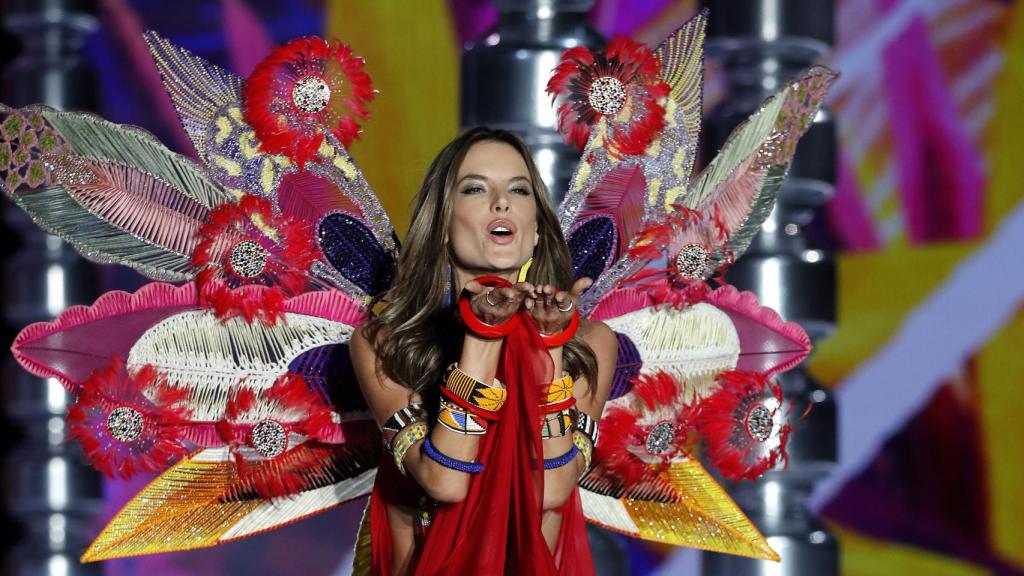 La modelo repartió más besos que nunca en el último desfile de la marca.