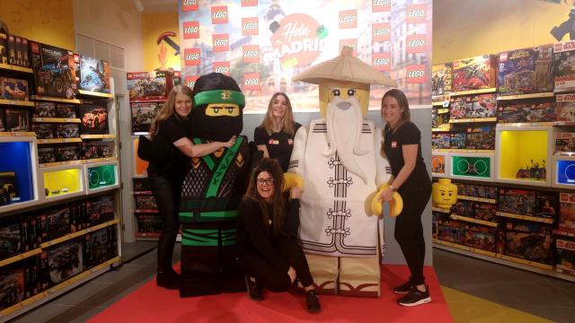 Algunas de las trabajadoras de la nueva tienda de Lego, durante la inauguración.
