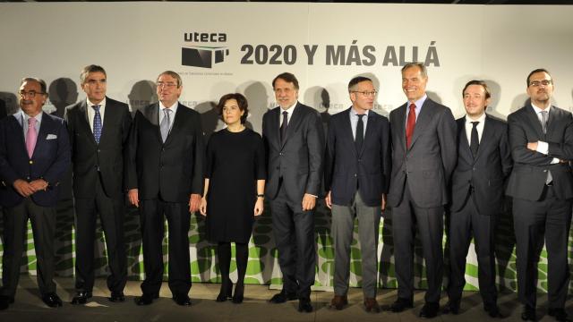 La vicepresidenta Soraya Sáenz de Santamaría junto a Alejandro Echevarría (Mediaset) y José Creuheras (Atresmedia).