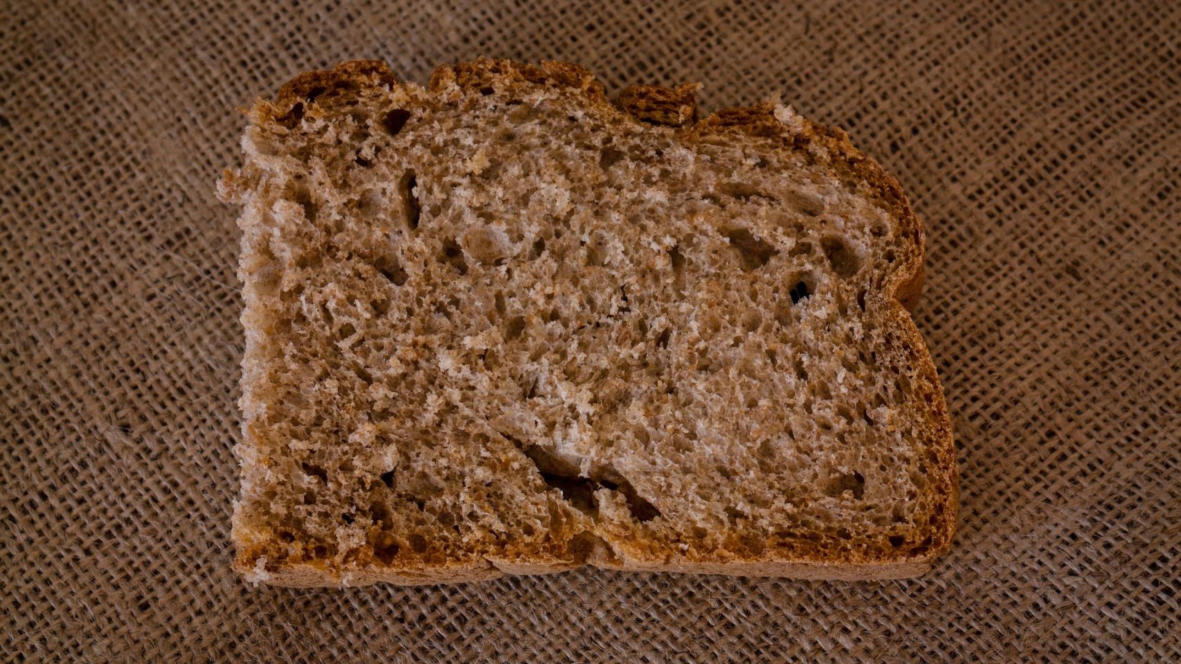 Una rebanada de pan integral.