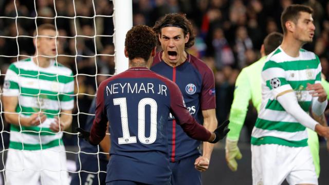Cavani y Neymar celebran un gol en el PSG - Celtic.