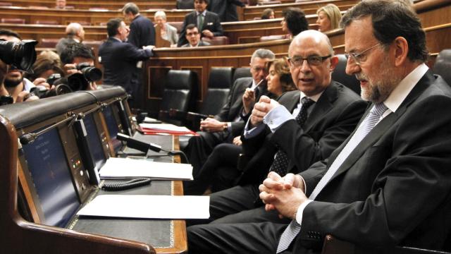 El ministro de Hacienda, Cristóbal Montoro, con el presidente del Gobierno en una imagen de archivo.
