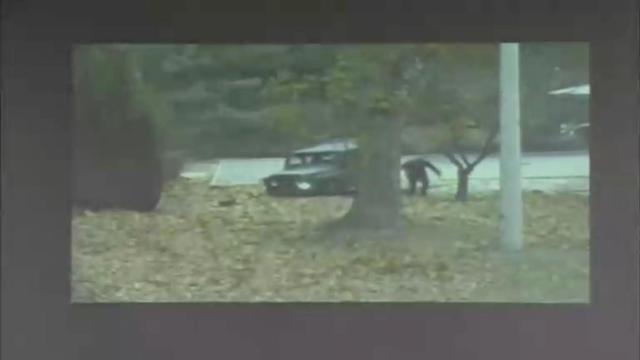 Momento en que el soldado abandona el todoterreno e intenta huir a pie.