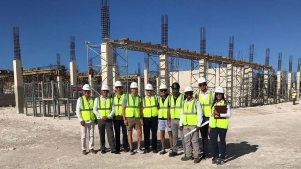 De izquierda a derecha; Álvaro Peña, presidente de Codelpa (una de las empresas constructoras), Carlos Jiménez, director del hotel Ifa Villas Bávaro, Juan Francisco García, arquitecto de Lopesan, Francisco López, CEO de Lopesan, Sergio Saenz, arquitecto de la Firma HKS, Pablo Lorenzo, director corporativo de Inversiones, Mantenimiento y Calidad de Lopesan, y Adolfo González, arquitecto de Lopesan, junto a 3 técnicos de Codelpa, posan delante de las obras.