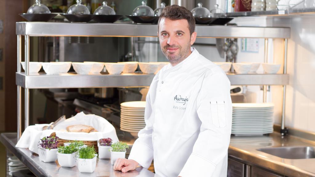 Rafa Soler, en la cocina de su restaurante Audrey's.