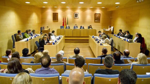Un pleno municipal en el Ayuntamiento de Boadilla del Monte (Madrid).