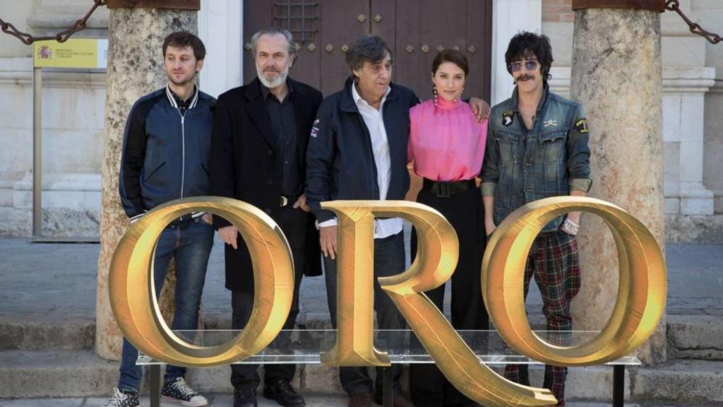 Díaz Yanes en la presentación de Oro con parte del reparto