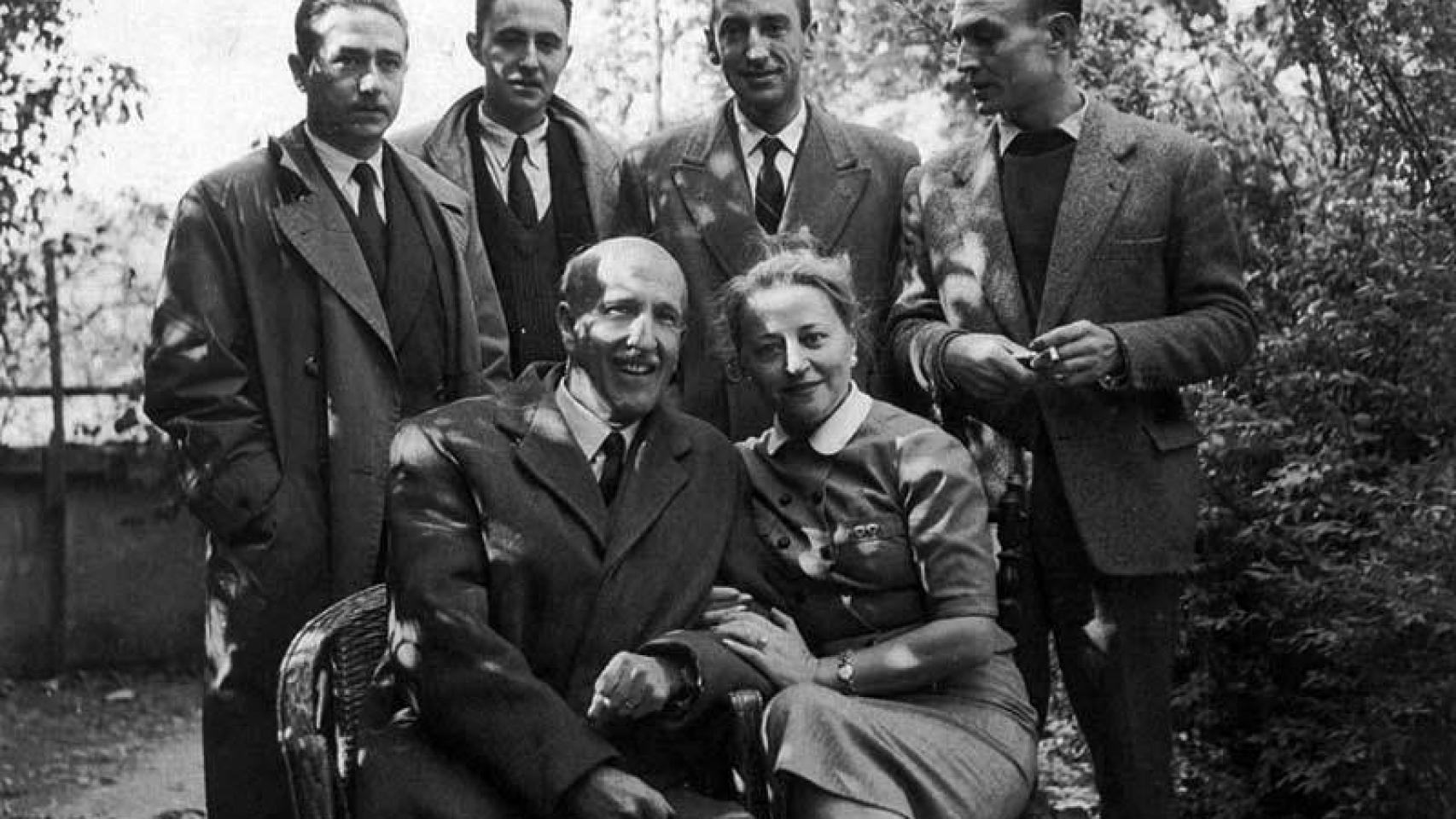 Medardo Fraile, Claudio Rodríguez, Carlos Bousoño, José Hierro, Vicente Aleixandre y Concha Lagos, en el jardín de Velintonia.