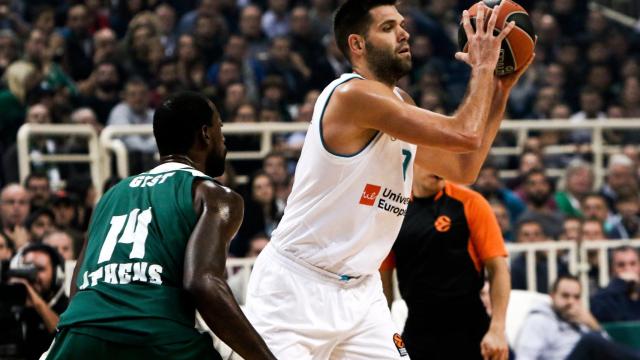 Felipe Reyes frente a James Gist.