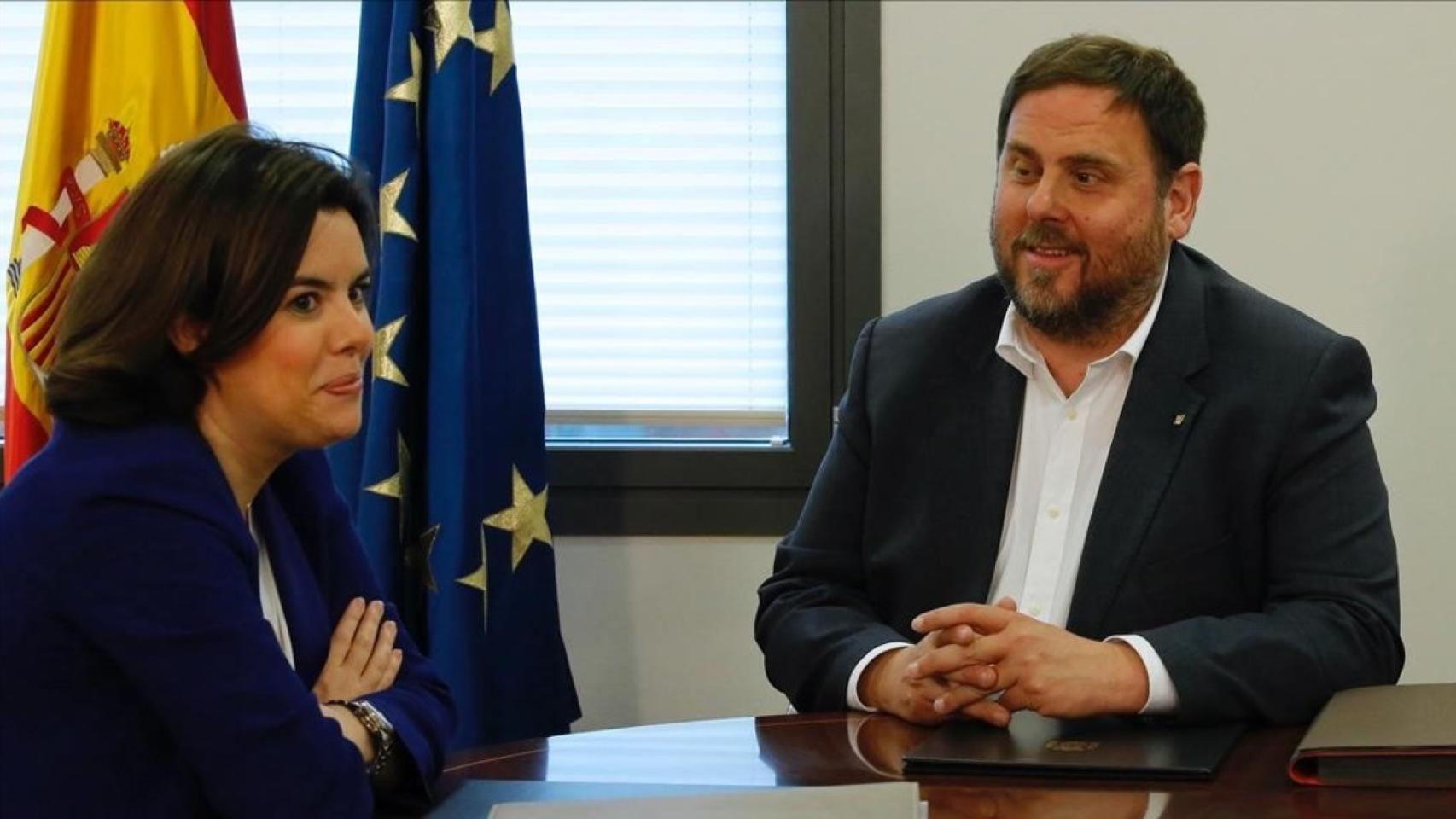 La vicepresidenta del Gobierno con el exvicepresidente encarcelado, Oriol Junqueras.