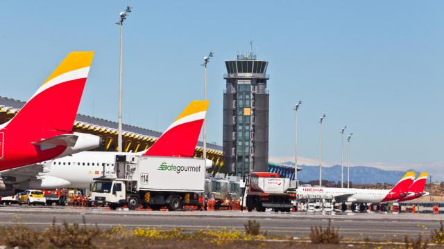 Los aeropuertos se llenan de abrazos y espíritu navideño estos días
