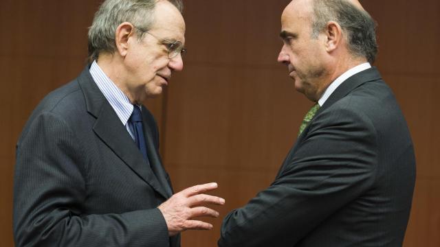 Los nuevos favoritos a presidir el Eurogrupo, Guindos y el italiano Padoan