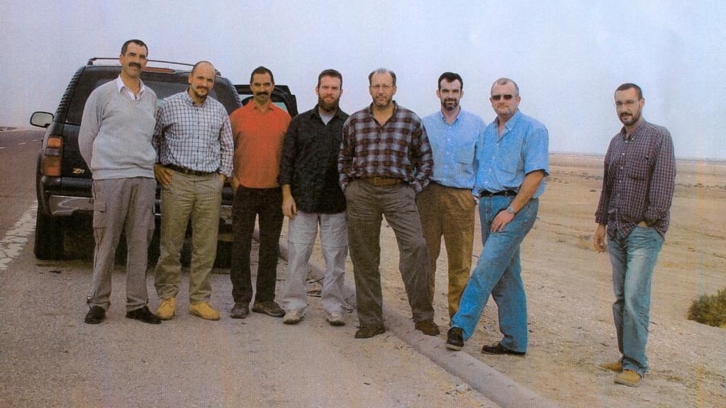 La última foto de los siete asesinados y el único superviviente de los espías españoles en Latifiya (Irak). De izquierda a derecha: Alberto Martínez, José Carlos Rodríguez, Alfonso Vega, Carlos Baró, José Ramón Merino, José Manuel Sánchez Riera, José Lucas Egea, Luis Ignacio Zanón.