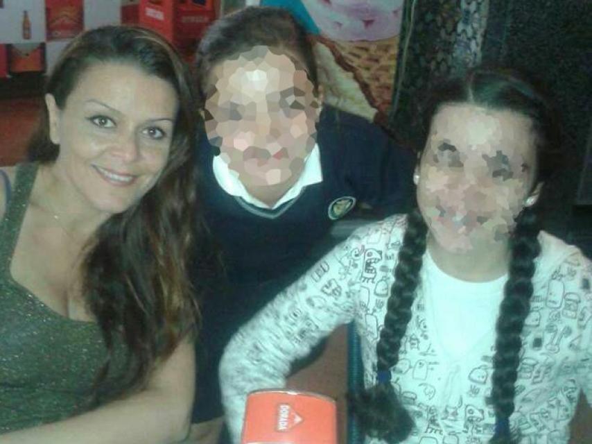 Zulima, con dos trenzas, en la cafetería familiar junto a su madre, Sofía, y una de sus hermanas.