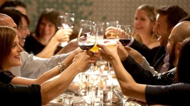 Brindis entre los asistentes a una cena de empresa. Archivo.