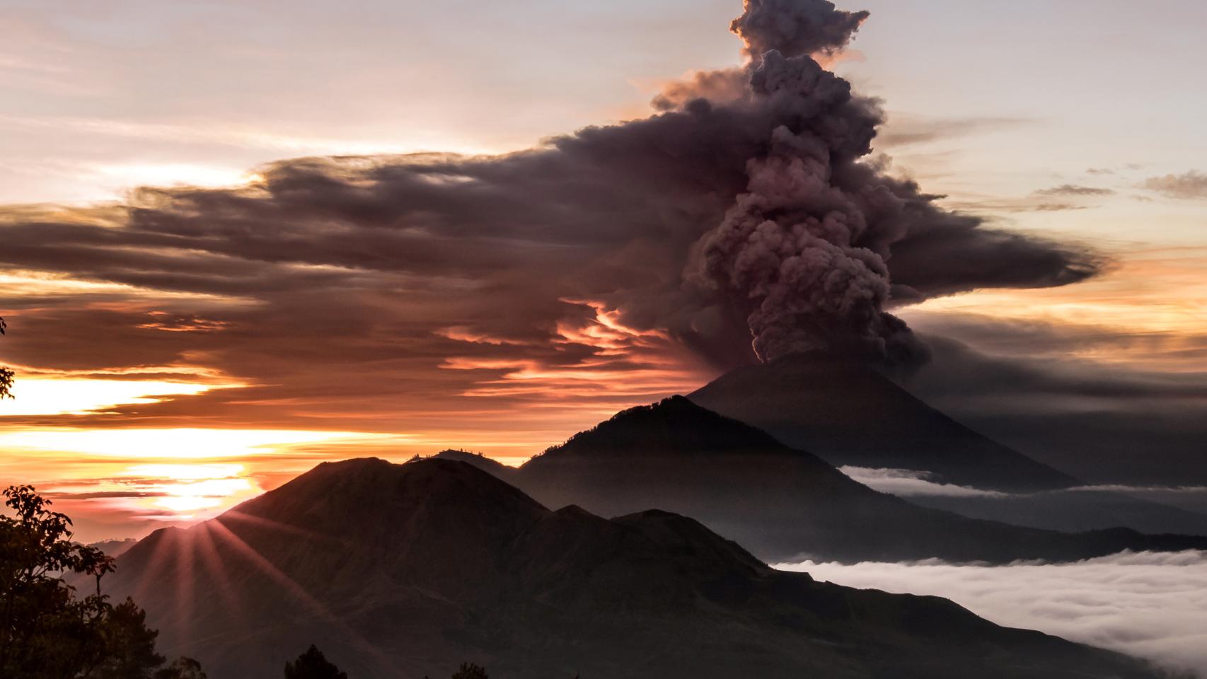 2017-11-26T073537Z_1294586102_RC1D830AB3D0_RTRMADP_3_INDONESIA-VOLCANO