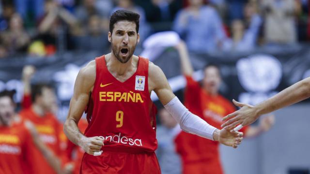 Sergi Vidal en un partido con España.