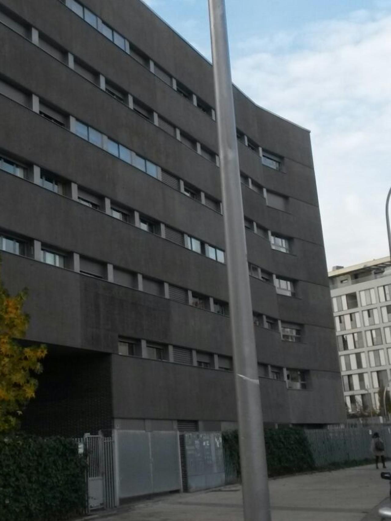 El edificio en el que vive el niño pistolero.