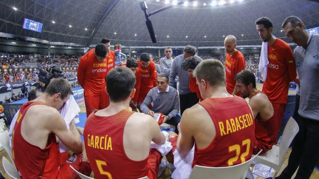Tiempo muerto de Scariolo en Burgos, con el micrófono de Mediaset bien visible.