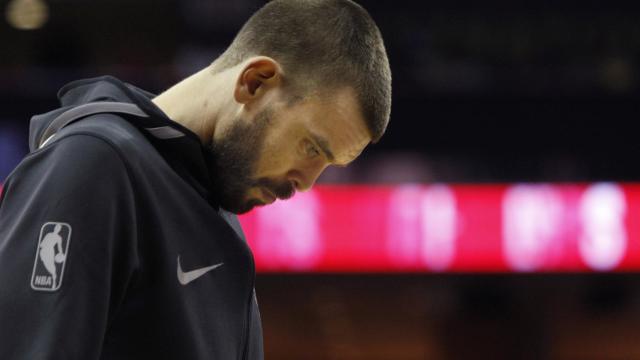 Marc Gasol antes del inicio del partido ante los Nets.