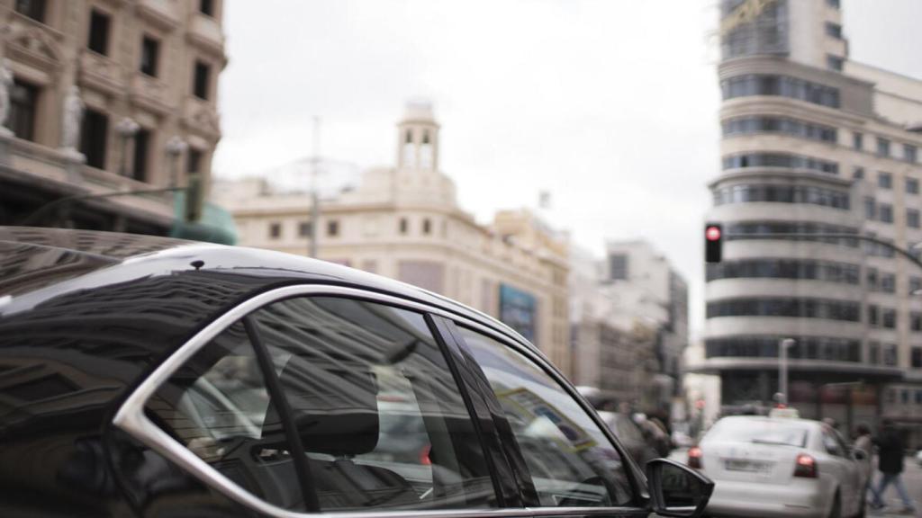 Un vehículo de Uber por Madrid.