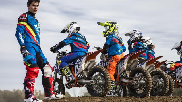 Marc Márquez, junto a los jóvenes que se inician en motocross.