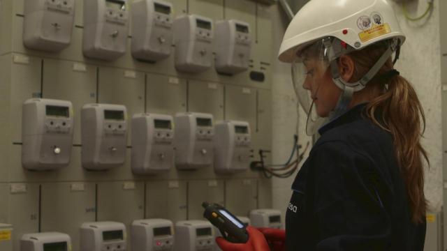 Imagen de una técnica revisando los contadores.