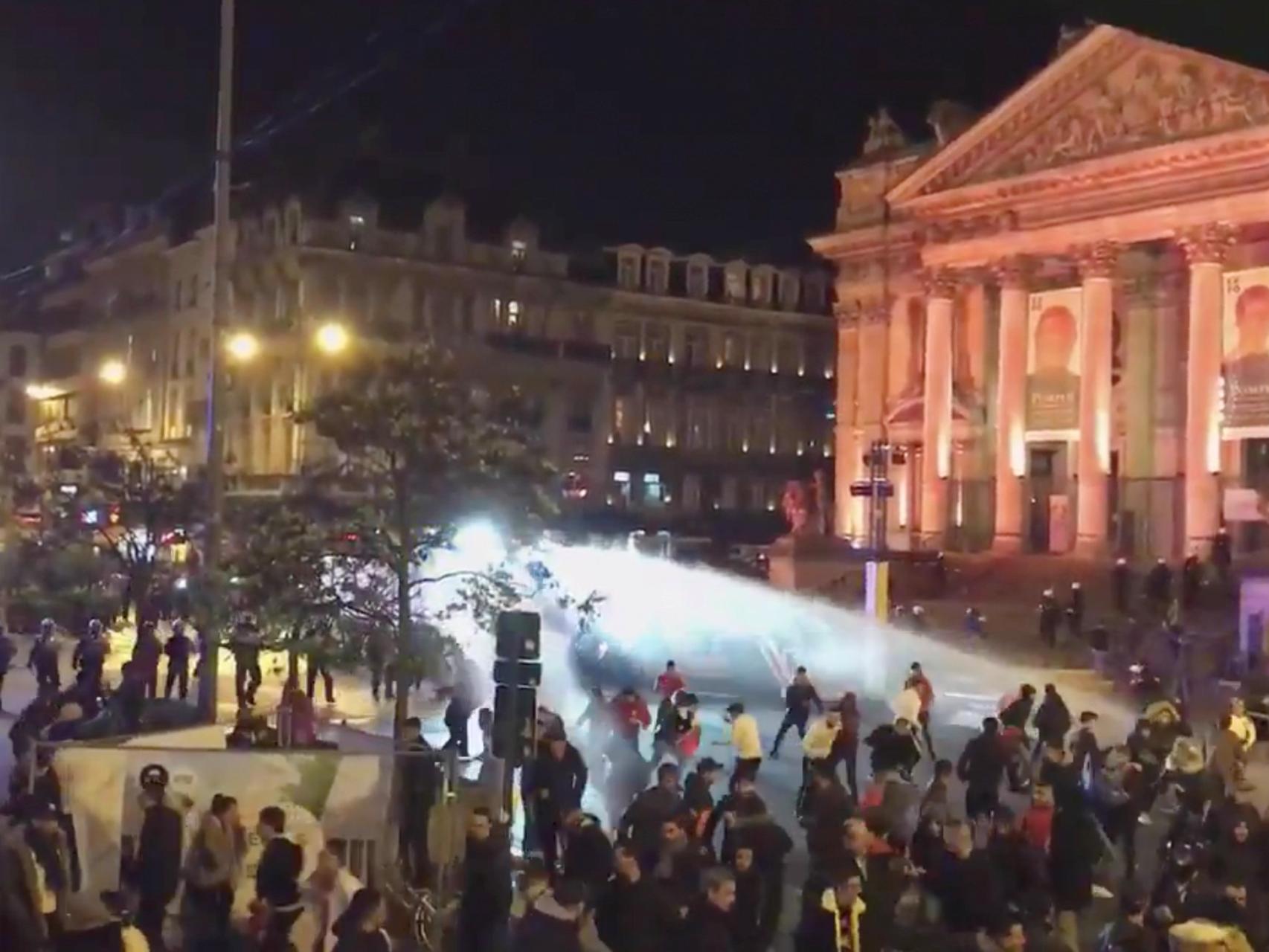Un camión antidisturbios dispersa a los manifestantes durante los altercados del 11 de noviembre
