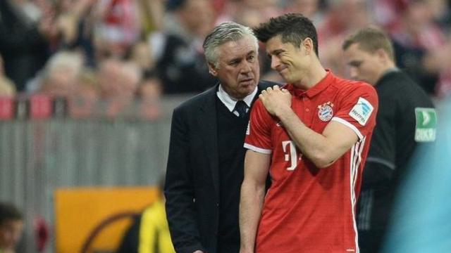 Lewandowski con Ancelotti en un partido del Bayern.