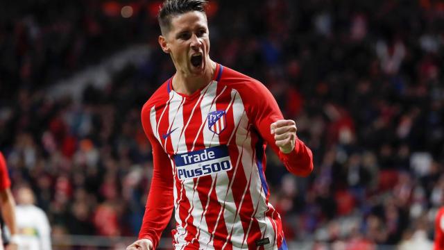 Fernando Torres celebra uno de sus goles al Elche.