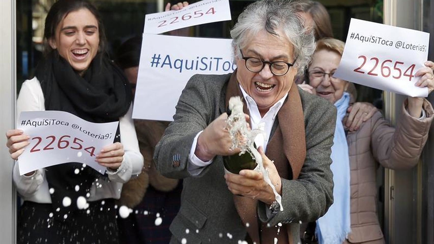 El titular de una administración de Barcelona celebra haber repartido el primer premio.