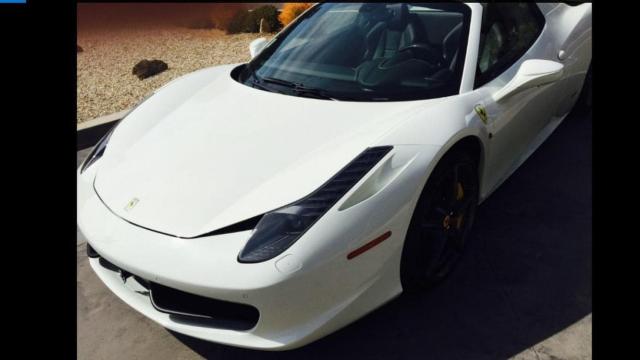 Roba un Ferrari, consigue escapar y lo detienen pidiendo dinero para gasolina