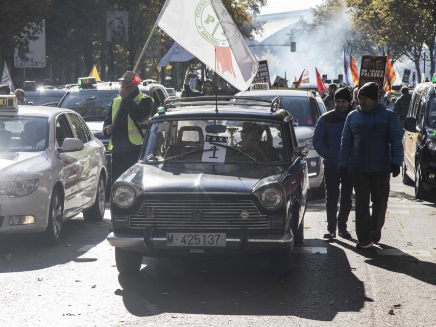 El taxi de Emilio, al frente de la protesta.