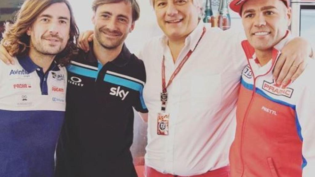 Fonsi Nieto con sus primos.