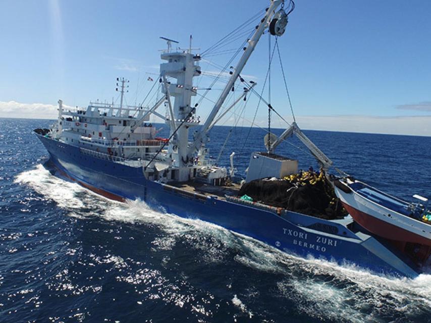 El Txori Zuri es un atunero de Bermeo.