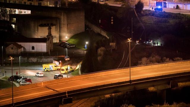 Imagen del tren detenido a la altura de la Playa de Oza.