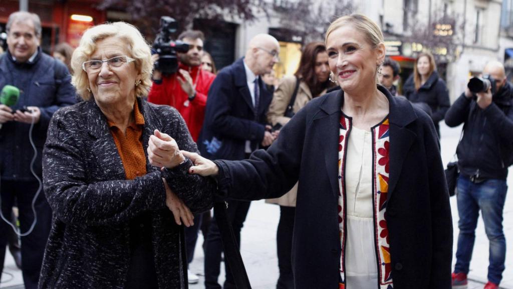 Manuela Carmena y Cristina Cifuentes.