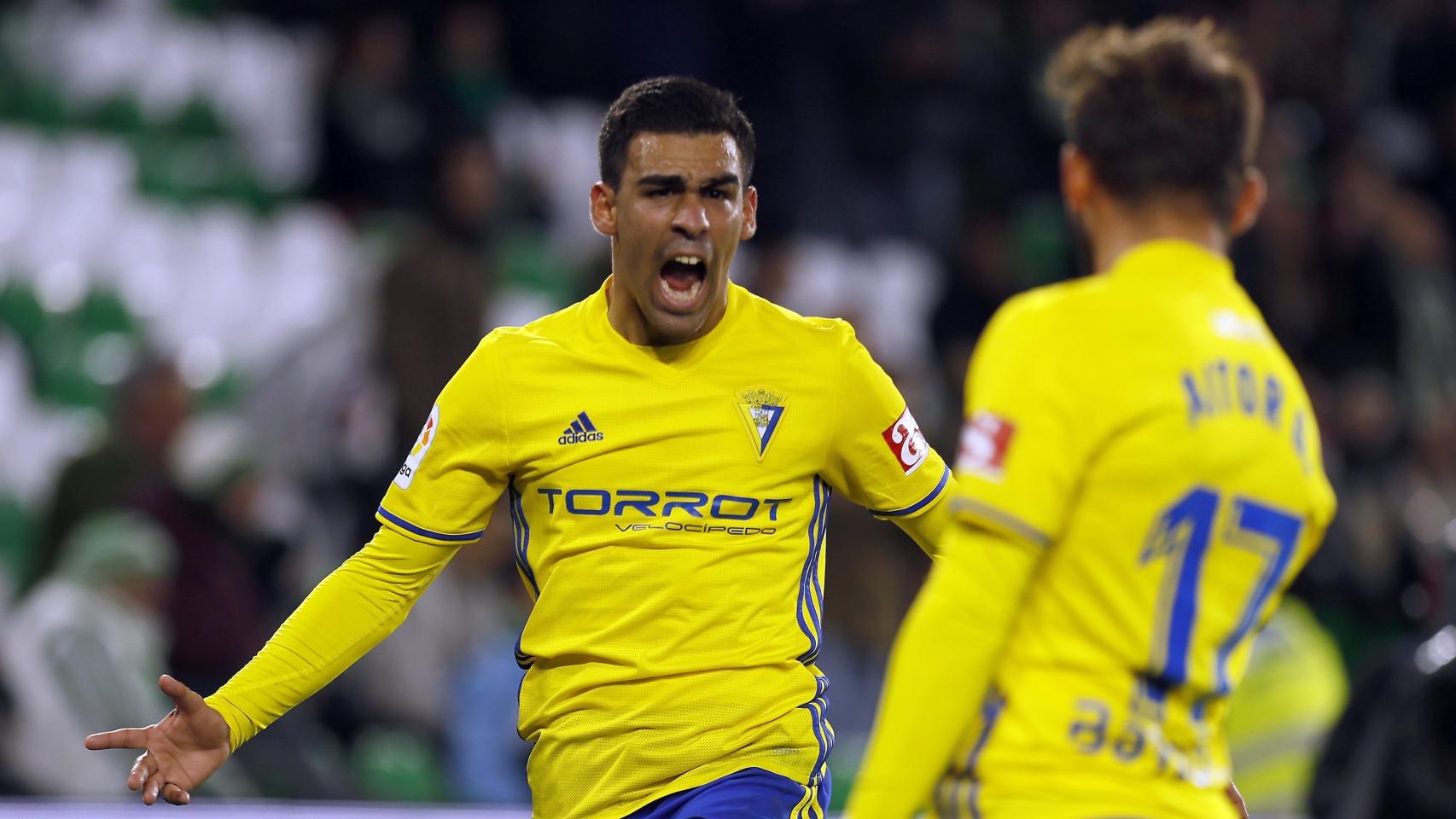 Jugadores del Cádiz celebran un gol al Betis.