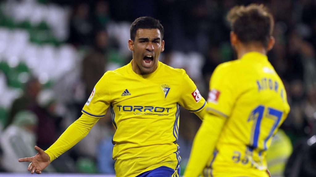 Jugadores del Cádiz celebran un gol al Betis.